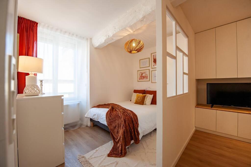 Le Cocoon - Appartement Dans Maison Du Xviieme Siecle ฟูแฌร์ ภายนอก รูปภาพ